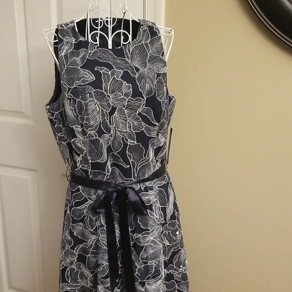 Stunning Tahari navy and white dress NWT - Picture 2 of 15
